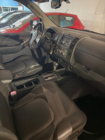 Nissan Navara Double Cab 2.5 dCi | 171 ch | BVA | Double cabine | Attelage fixe | Révision récente | Climatisation