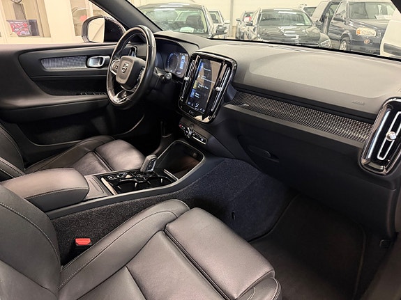 Volvo XC40 12 of 30