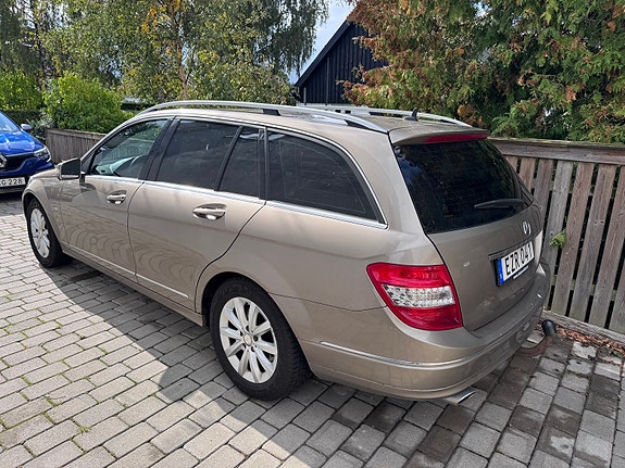 Mercedes-Benz C220 2 of 6