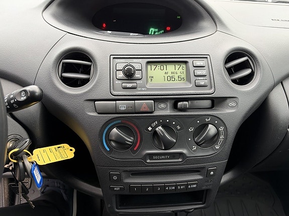 Toyota Yaris 14 of 22