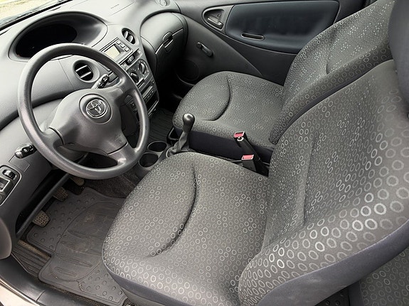 Toyota Yaris 10 of 22