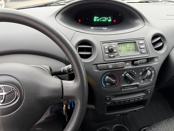 Toyota Yaris 13 of 22