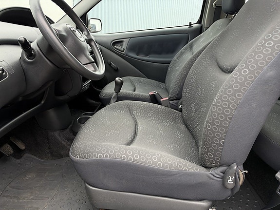 Toyota Yaris 11 of 22