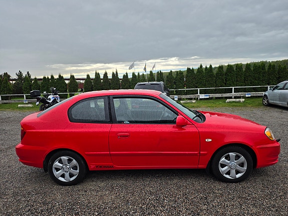 Hyundai Accent 2 of 8