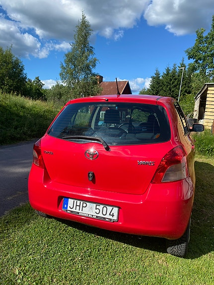 Toyota Yaris 2 of 9