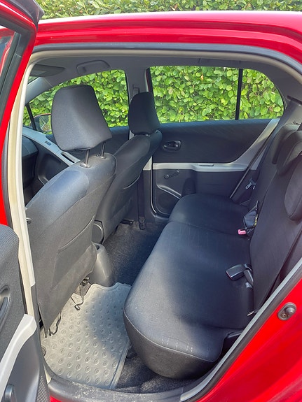 Toyota Yaris 7 of 9