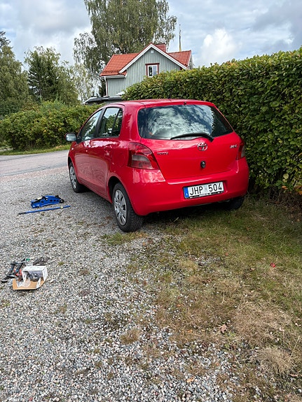 Toyota Yaris 4 of 9
