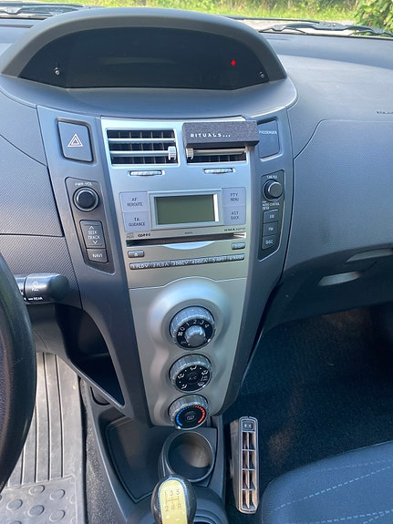 Toyota Yaris 8 of 9