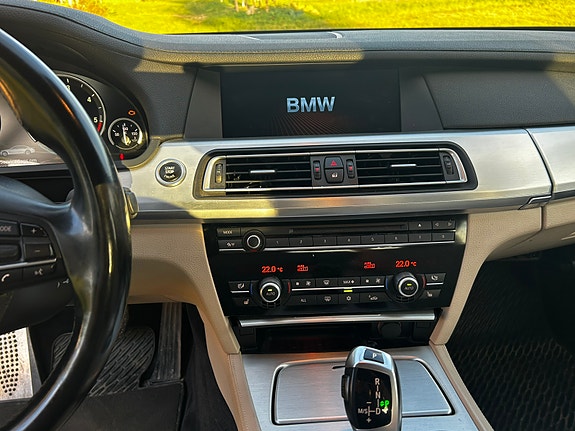 BMW 740d 9 of 12