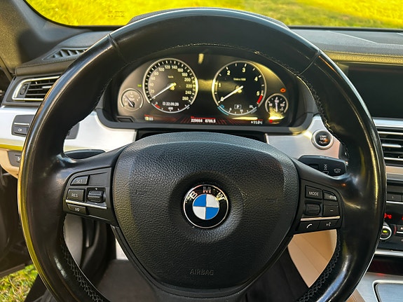 BMW 740d 8 of 12