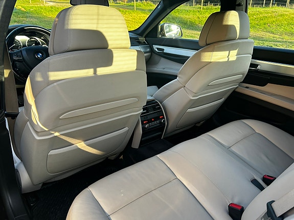 BMW 740d 2 of 12