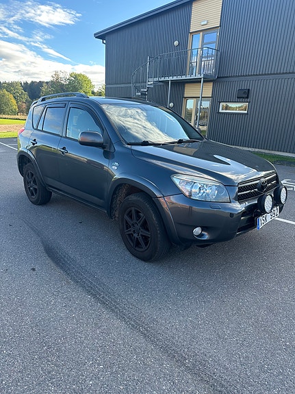 Toyota RAV4 2 of 11