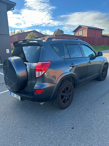 Toyota RAV4 3 of 11