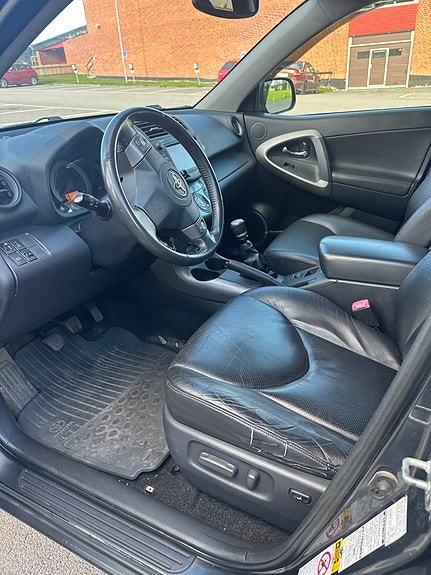 Toyota RAV4 6 of 11