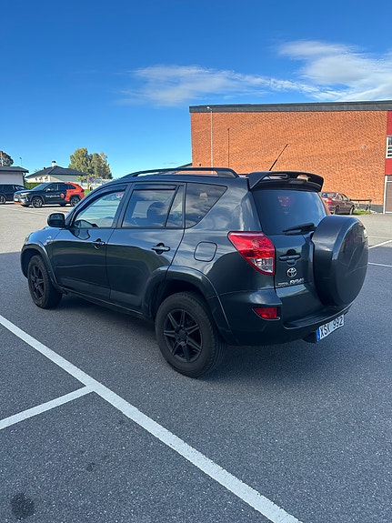 Toyota RAV4 4 of 11