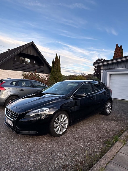 Volvo V40 2 of 7