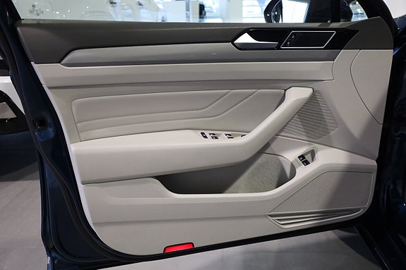Volkswagen Passat 17 of 28