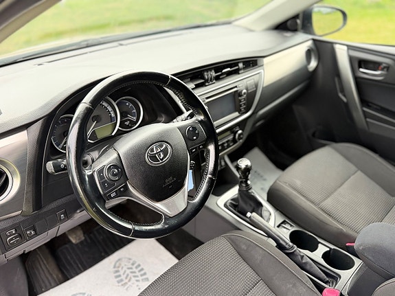 Toyota Auris 7 of 15