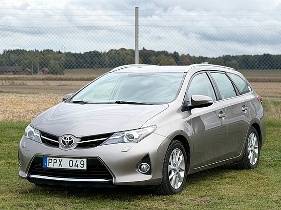 Toyota Auris 2 of 15