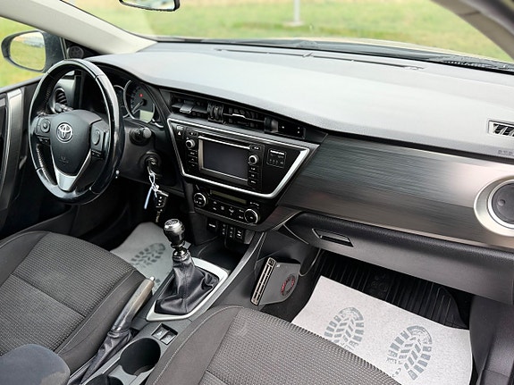 Toyota Auris 8 of 15