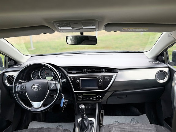Toyota Auris 9 of 15