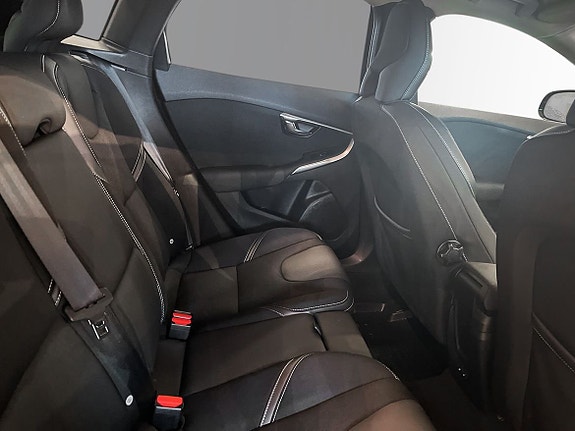 Volvo V40 8 of 11