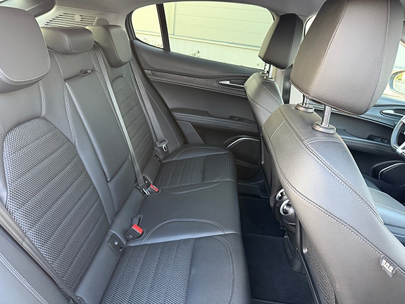 Alfa Romeo Stelvio 9 of 10