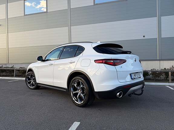 Alfa Romeo Stelvio 2 of 10