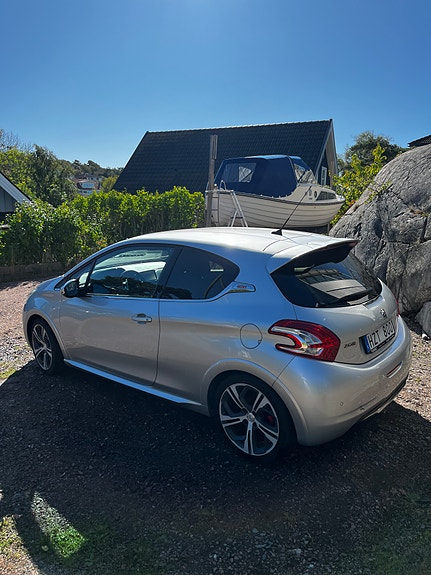 Peugeot 208 2 of 7