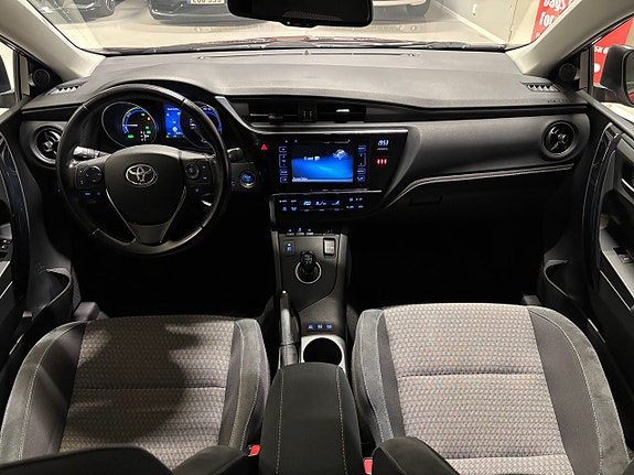Toyota Auris 8 of 17