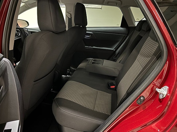 Toyota Auris 12 of 17