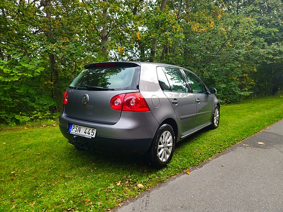 Volkswagen Golf V 2 of 11