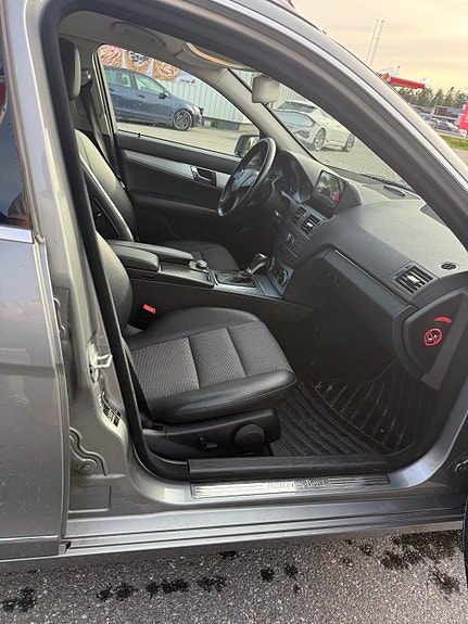 Mercedes-Benz C180 6 of 8