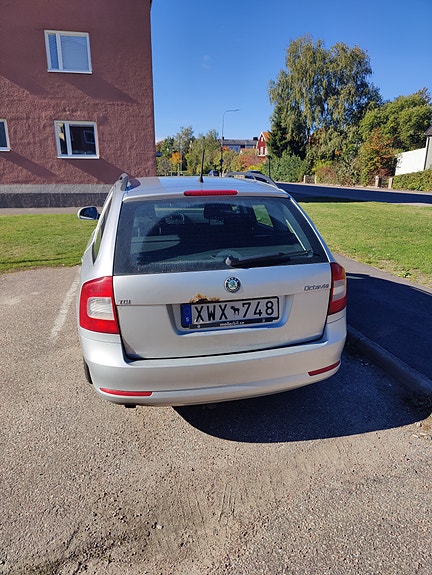 Skoda Octavia 2 of 5