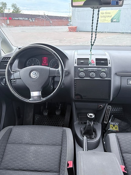 Volkswagen Touran 3 of 5