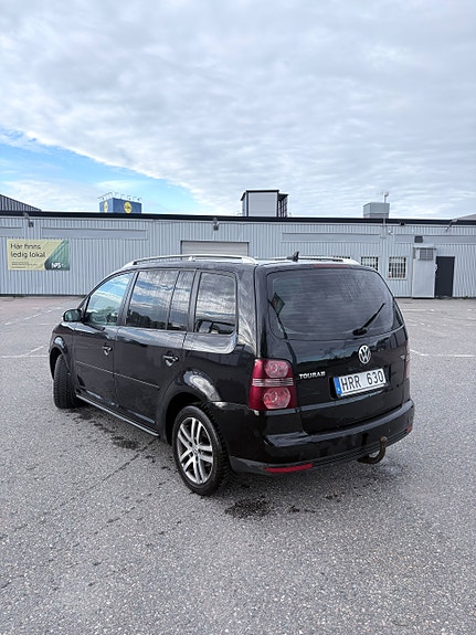 Volkswagen Touran 2 of 5