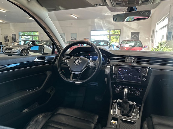 Volkswagen Passat 11 of 24