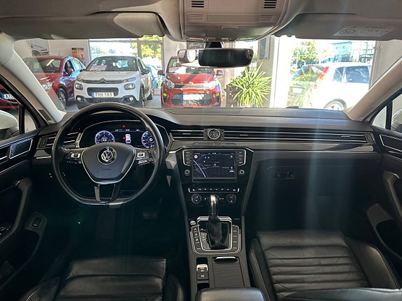 Volkswagen Passat 16 of 24