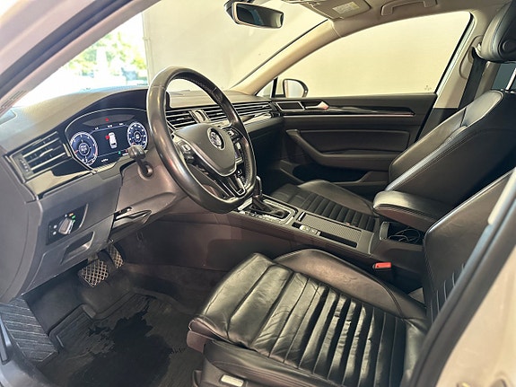 Volkswagen Passat 13 of 24