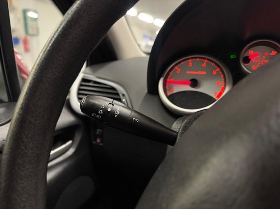 Peugeot 207 SW 11 of 16