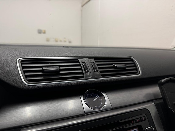 Volkswagen Passat 13 of 22