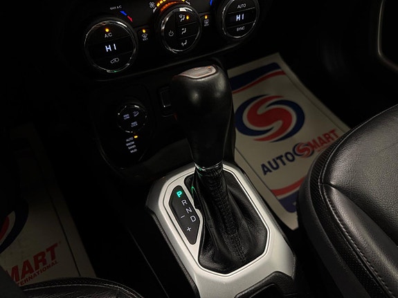 Jeep Renegade 9 of 30