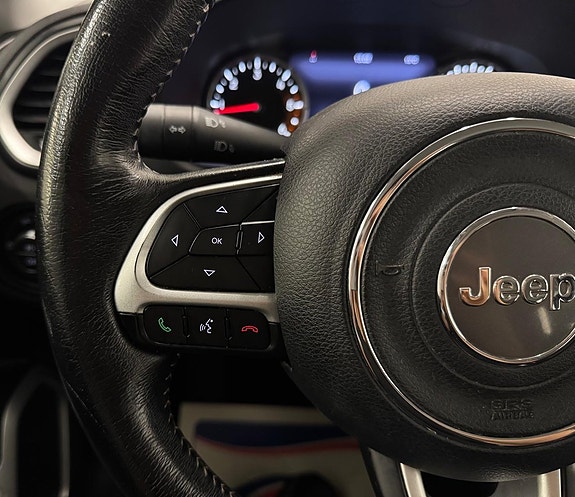 Jeep Renegade 16 of 30