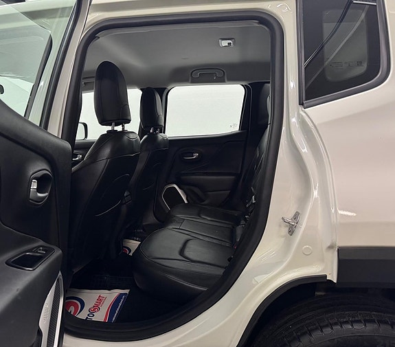 Jeep Renegade 23 of 30