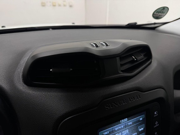 Jeep Renegade 28 of 30