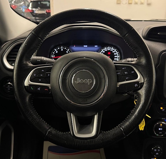 Jeep Renegade 8 of 30