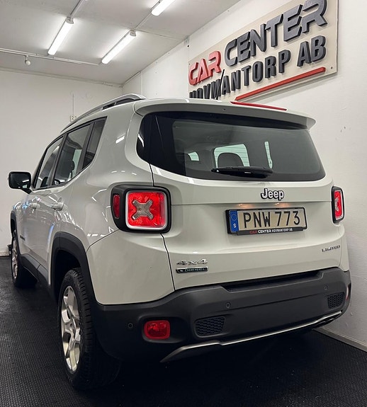 Jeep Renegade 3 of 30
