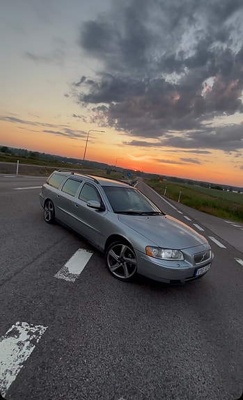 Volvo V70 2 of 5