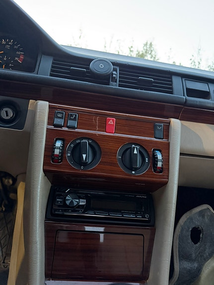 Mercedes-Benz E200 6 of 6