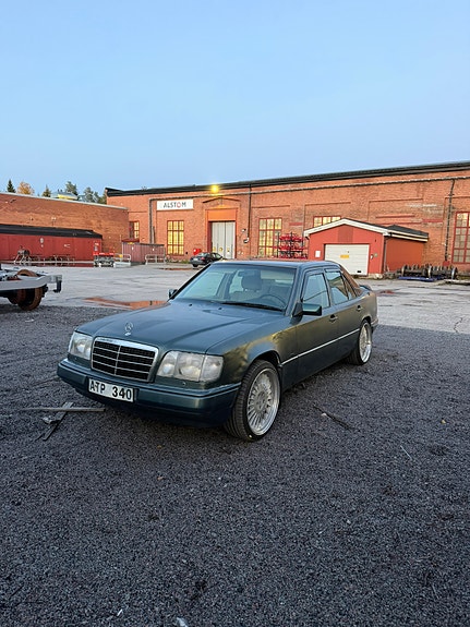 Mercedes-Benz E200 4 of 6